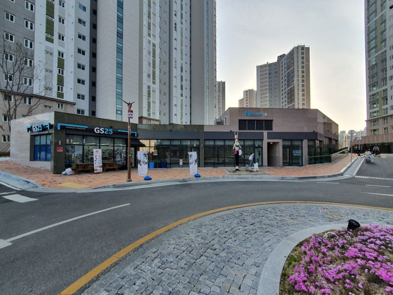 남명더라우아파트 단지내 상가 매매합니다.