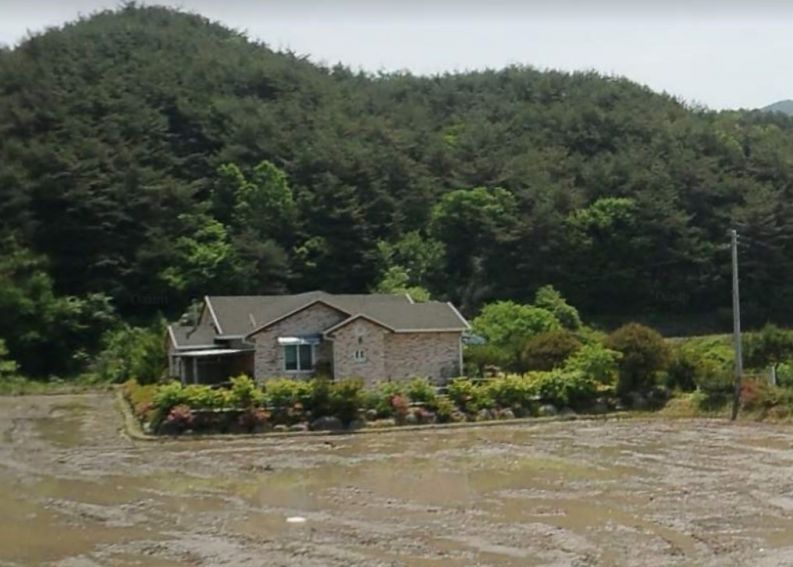 주변에 인가가 없고 계곡이 흐르는 한적한 전원주택 매매합니다.