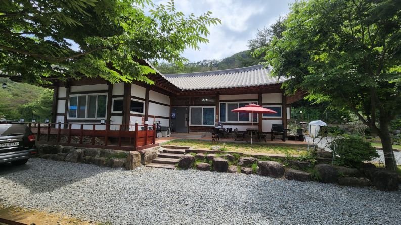 섬진강과 산이 함께 하는 전통한옥 전원주택 매매합니다.