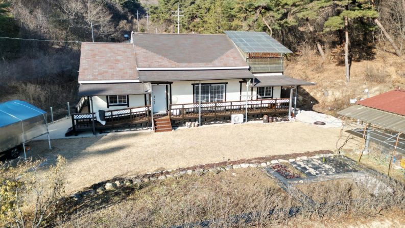 산과 밭, 그리고 자연이 어우러진 전형적인 전원주택